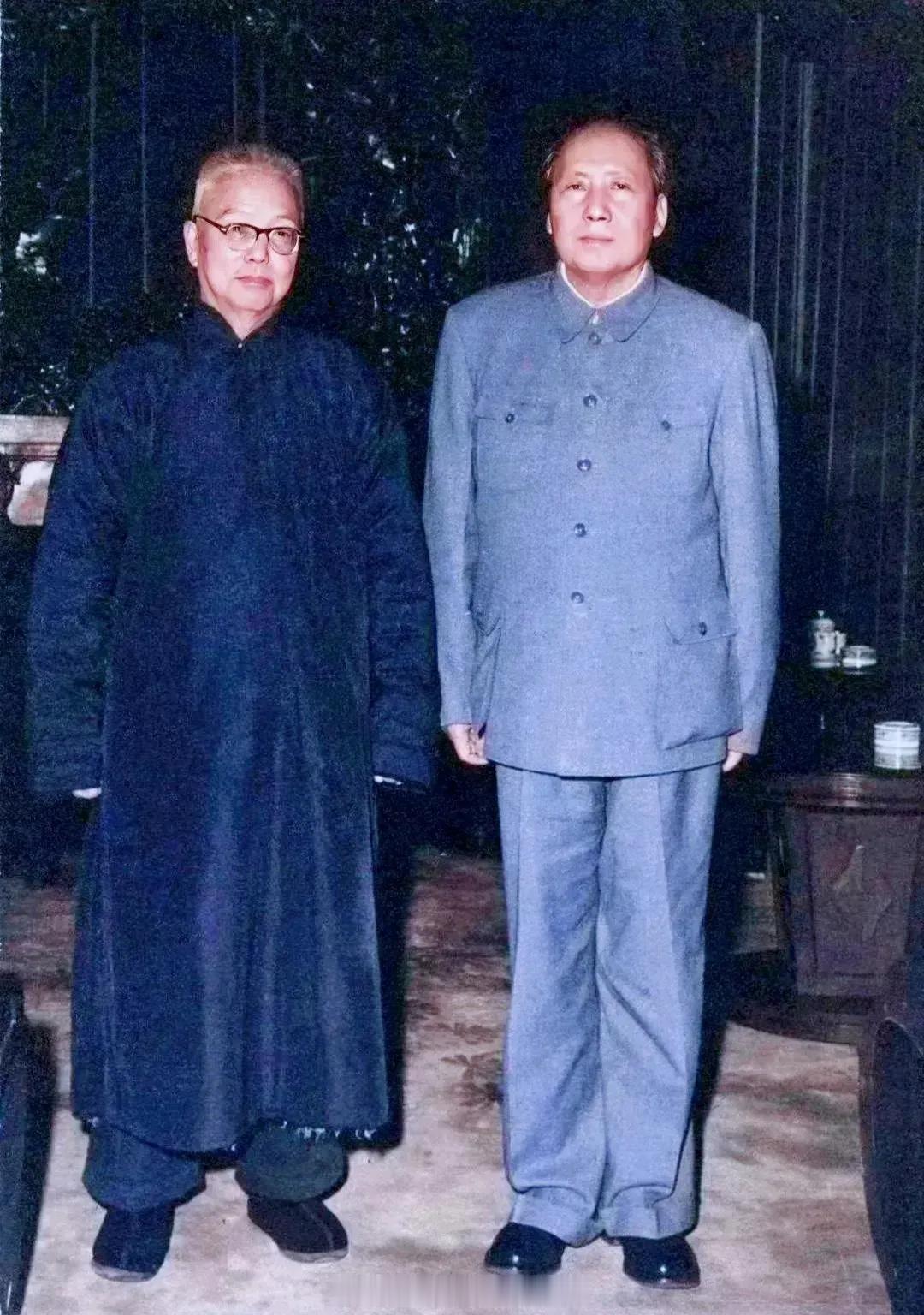 难得一见的经典照片！主席在这位面前，不敢有丝毫怠慢，他是谁？主席照相，一般都是沉