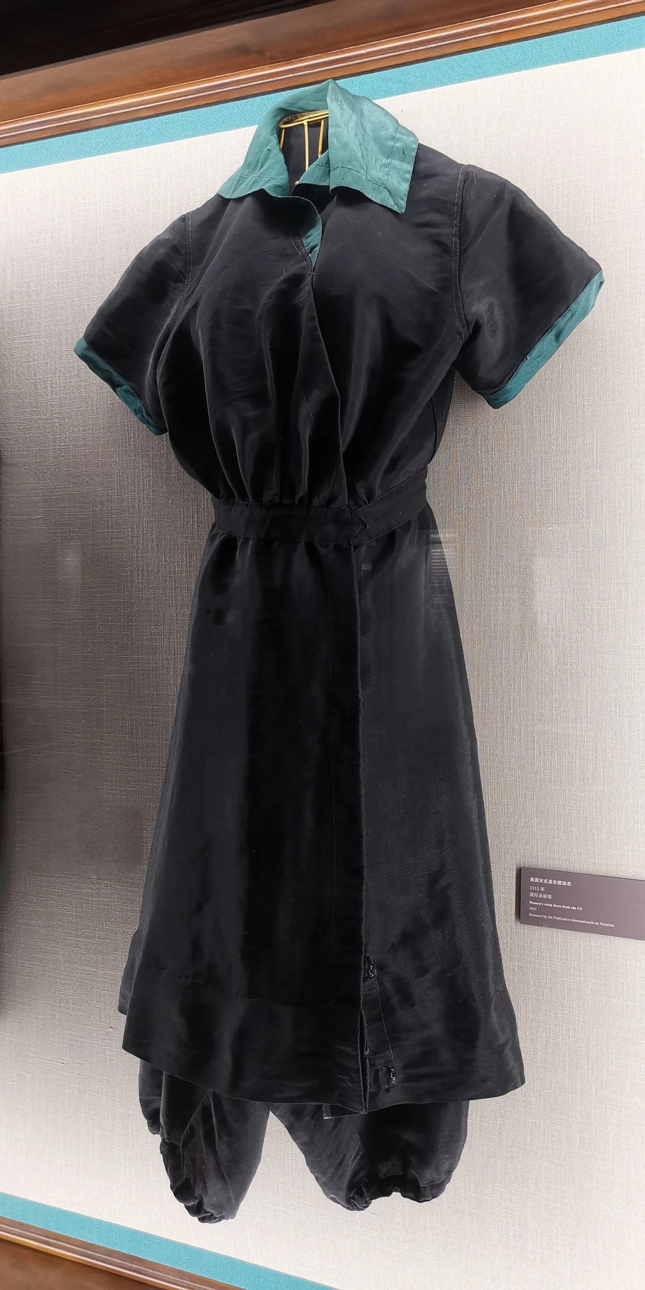 不要以为这是什么民族服装，这是1915年的美国女式连衣裙泳衣。
真难以想象，装上