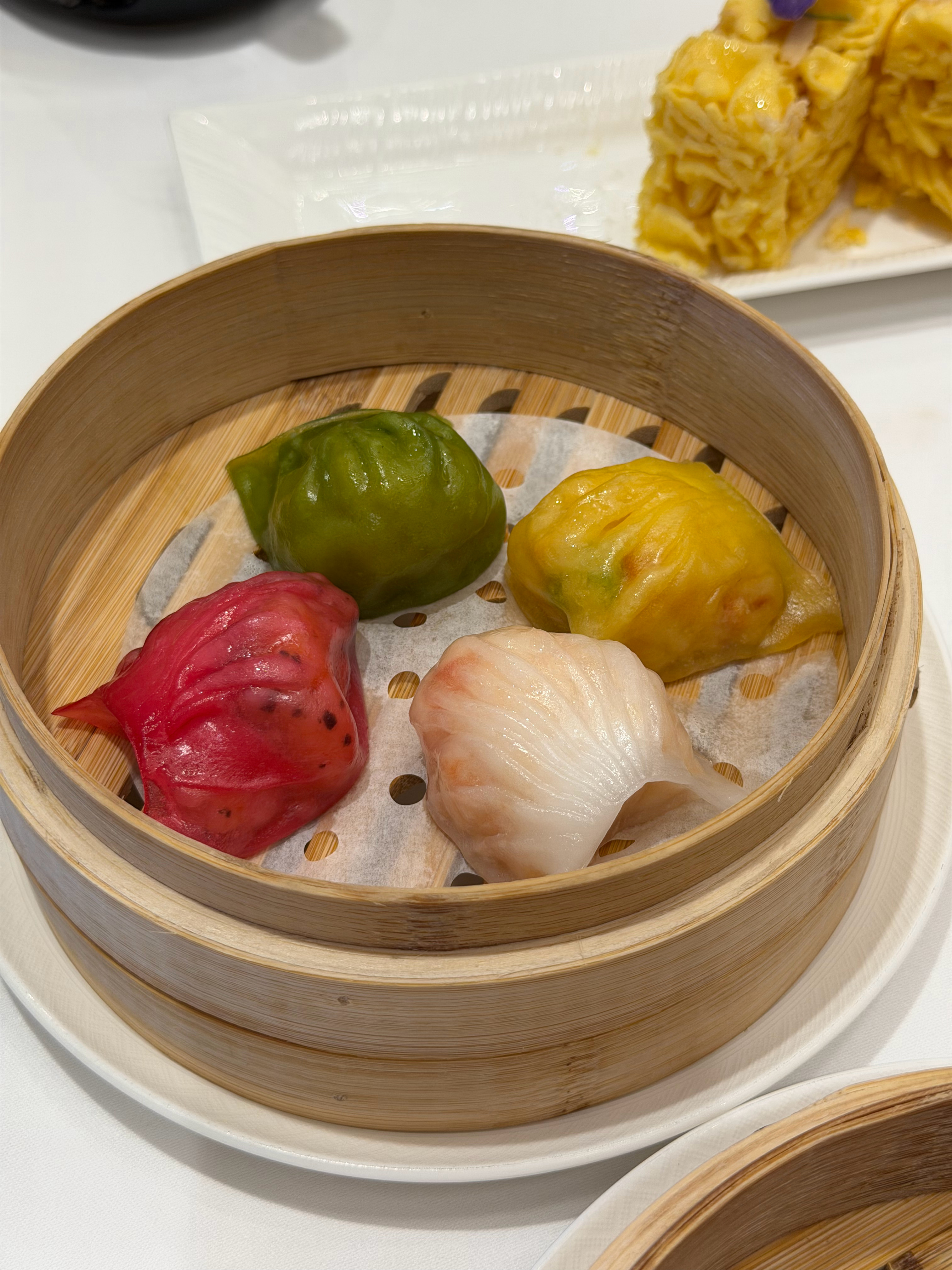 吃上了广州白天鹅的早茶，服务确实挺好的一直添茶倒水，但是这个餐费你就放心大胆猜吧