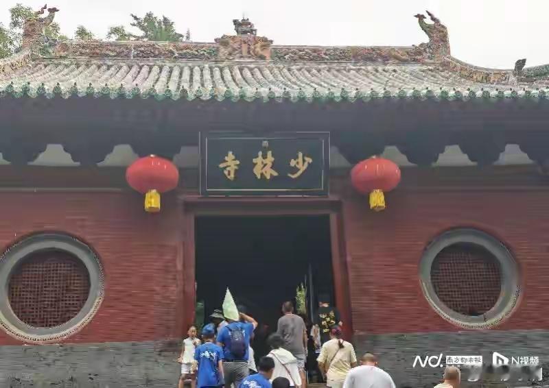 少林寺回应不让入内避雨就算文物场所不能进，其它场所呢？偌大的少林寺难道连一个避雨
