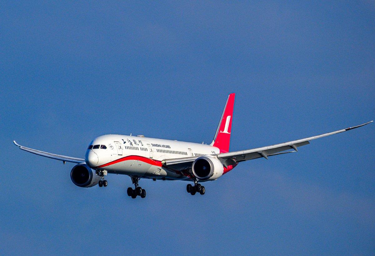 你还别说，上航的涂装配787，红色尾翼，在湛蓝色的背景之下，看起来还不错。