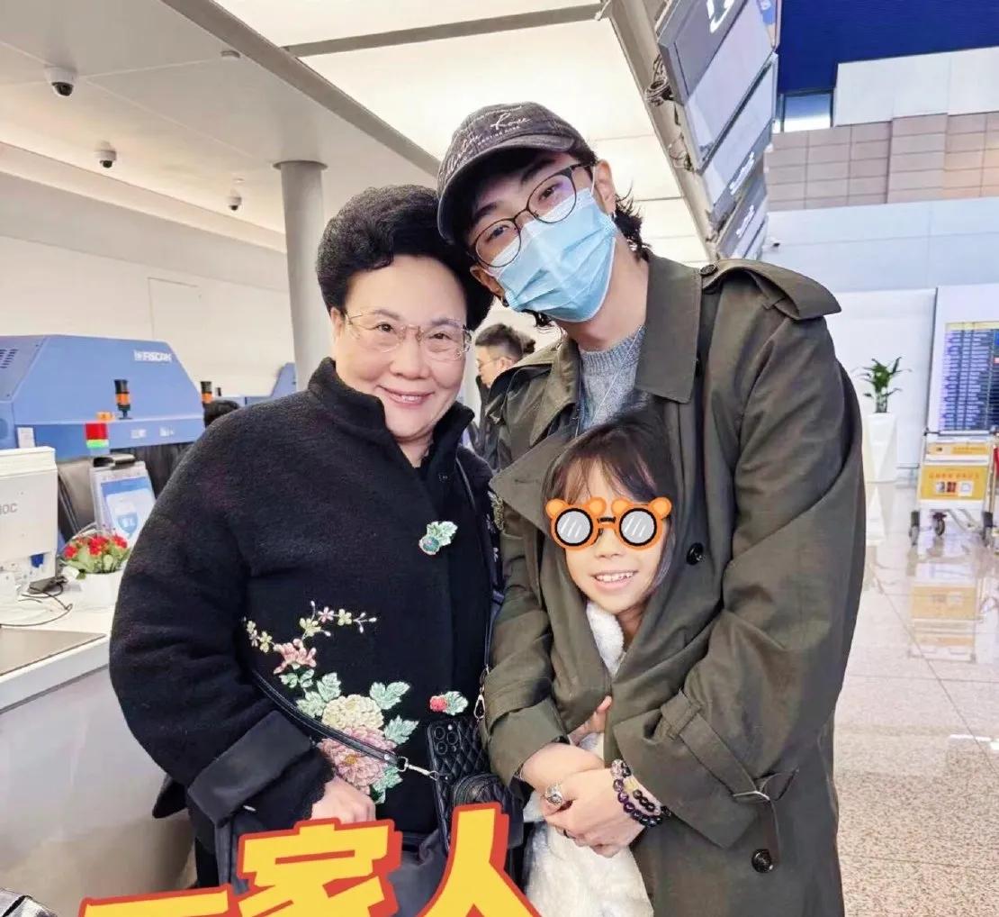 伊能静带着婆婆和女儿，去跟儿子一起过圣诞，儿子把米粒包在衣服里，这样的哥哥太有爱