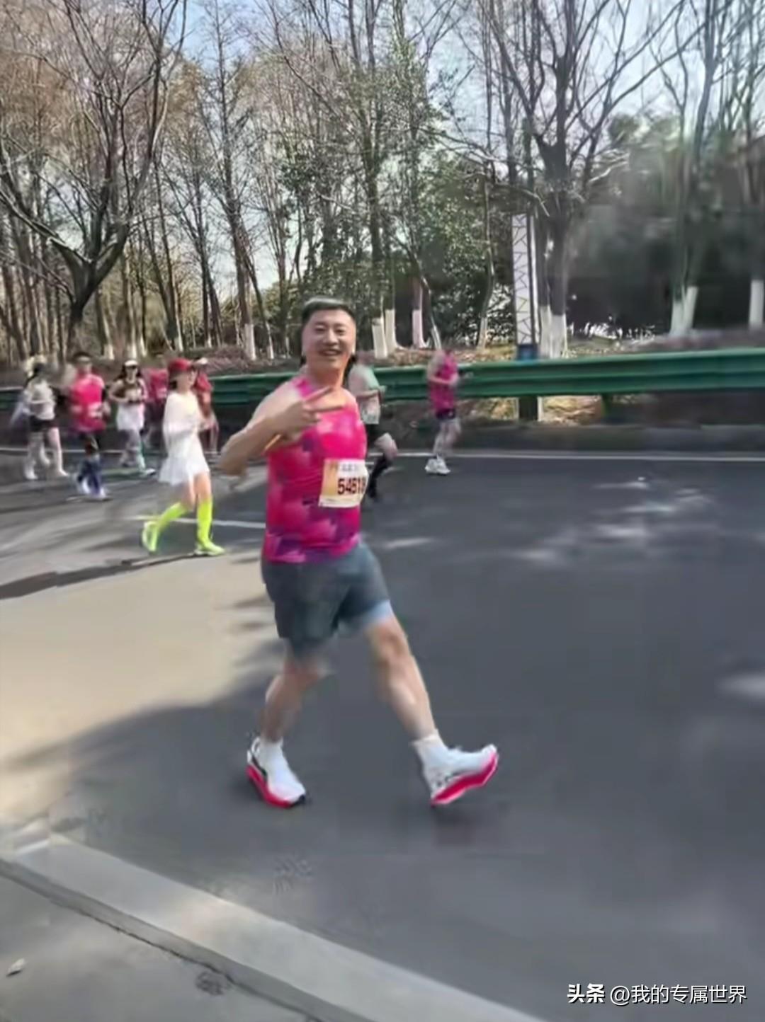 张雪峰中午12点30分还在跑步，感觉身体突发不适后，就被送到医院，下午15点50