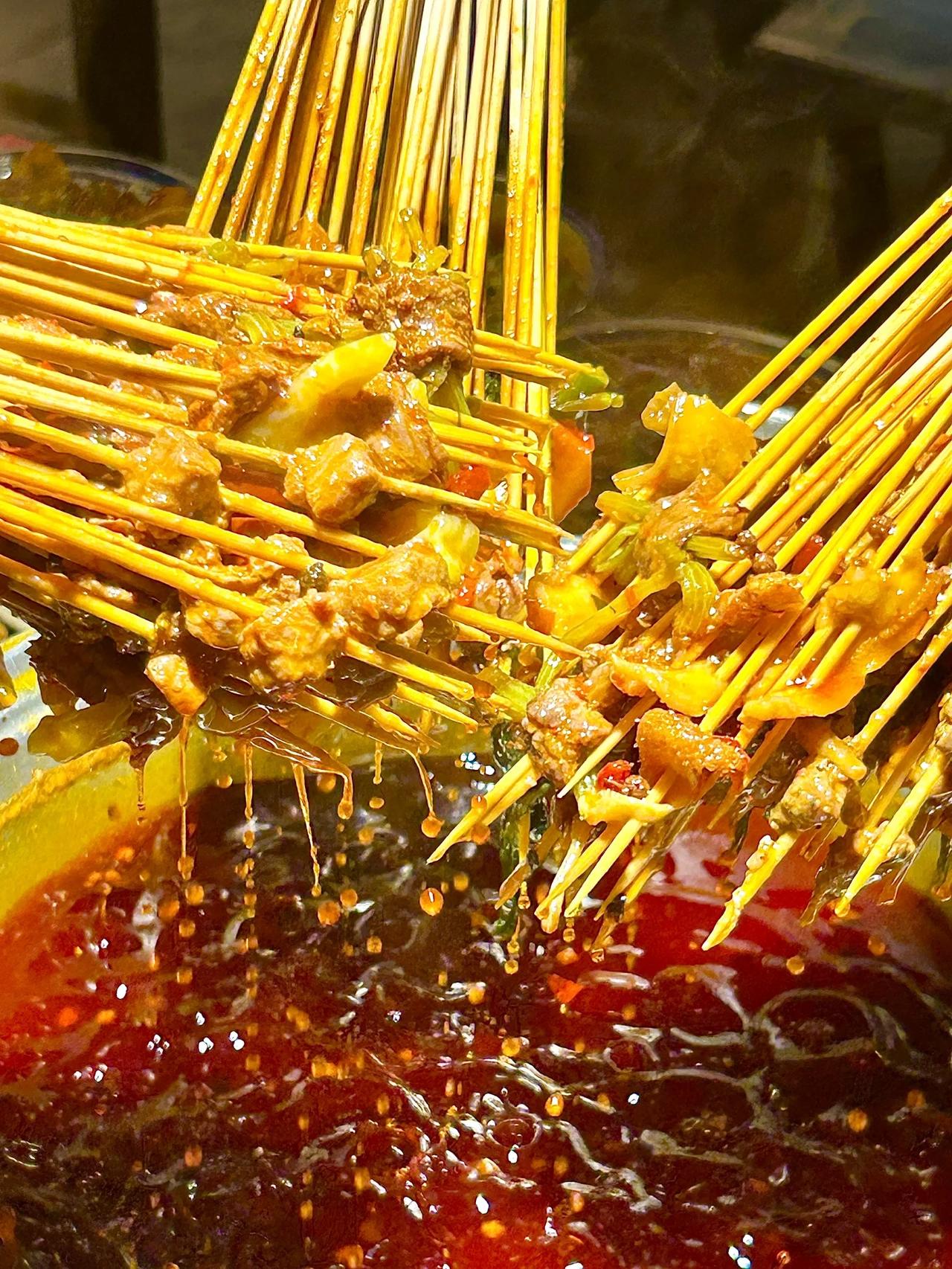 何大九全牛串串（总店）

这家店的排骨➕蛋炒饭真的yyds
不会只有我喜欢去吃串