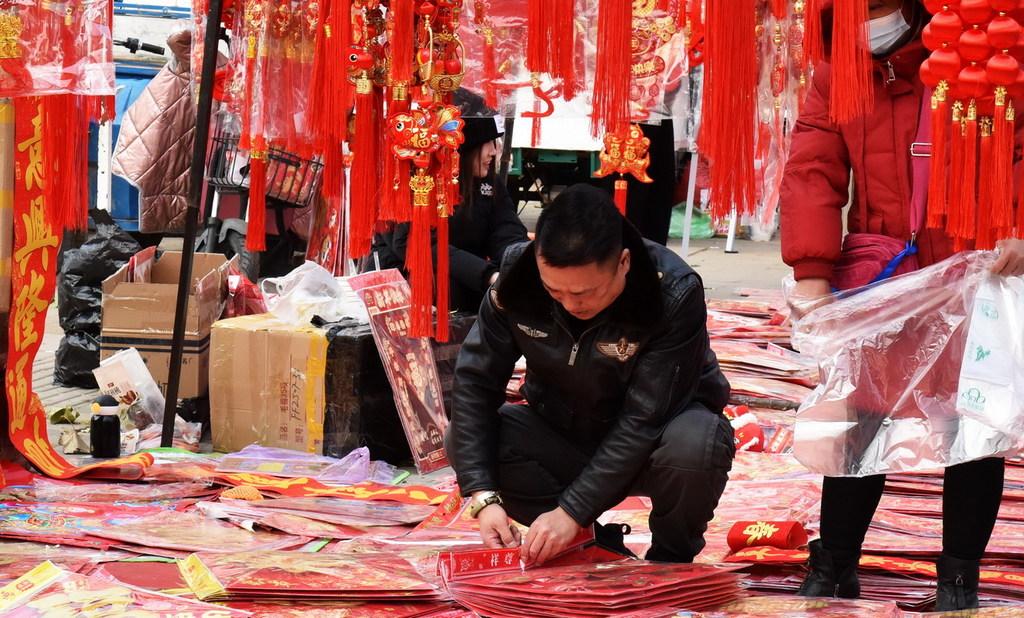 郑州街头“春”意浓2025年1月22日，今天是农历腊月二十三日，也是中国传统节日