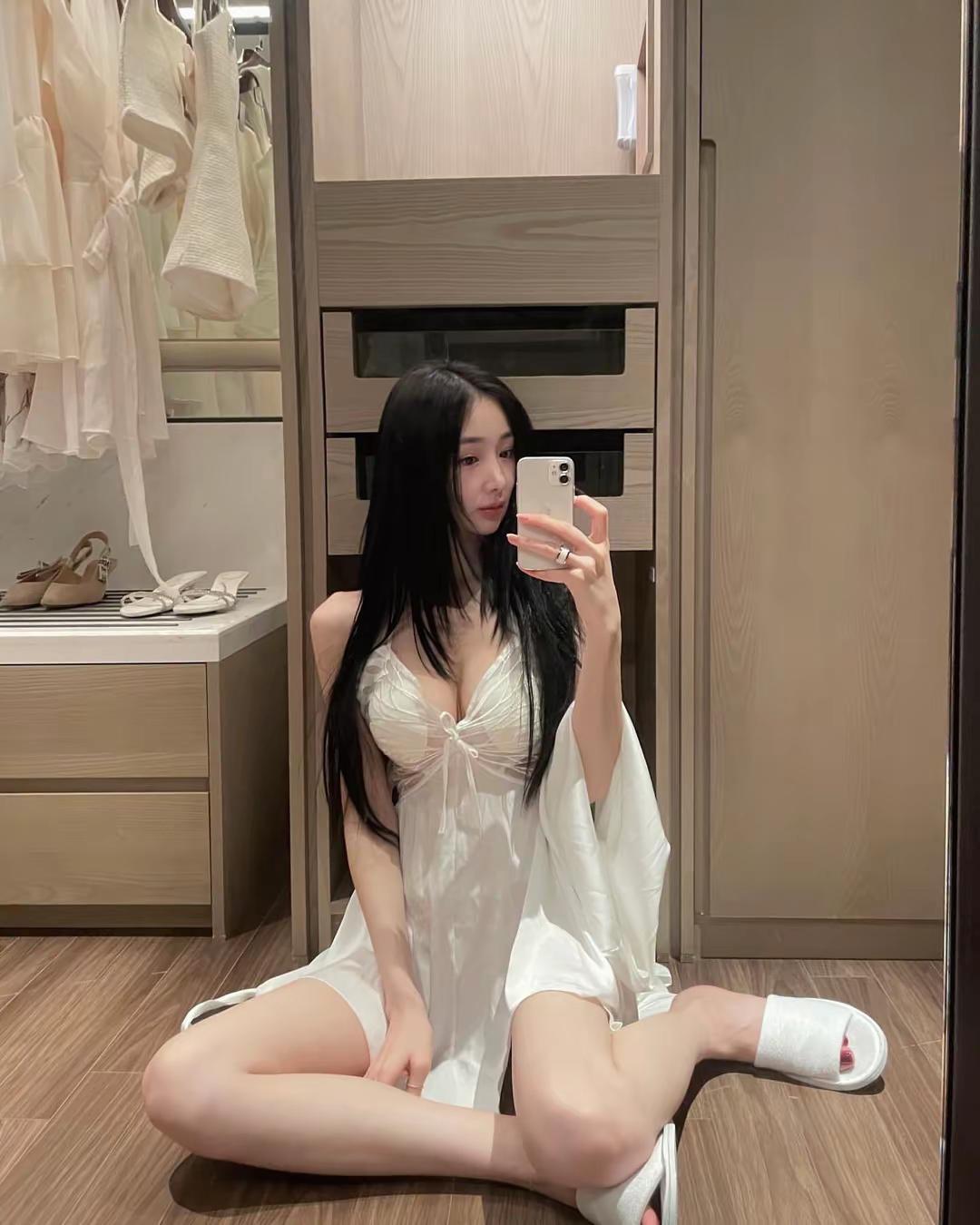 温柔白色连衣裙 吊带小裙裙 白色睡裙 白色吊带睡裙 睡衣怎么穿好看