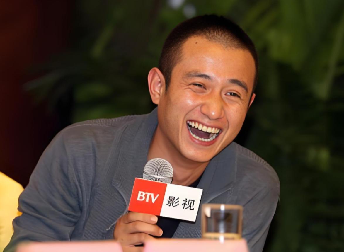 2009年11月，《蜗居》发布会现场，张嘉译、海清、李念、文章等一众主演，坐在台