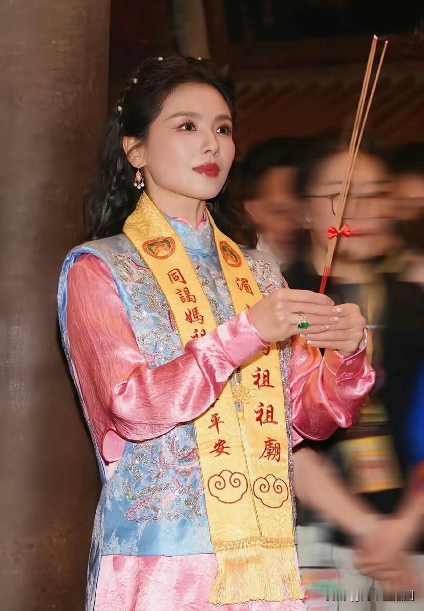 不服不行，有些人的气质真的独一无二。越来越喜欢刘涛了，看她湄洲岛这气场，真的没人