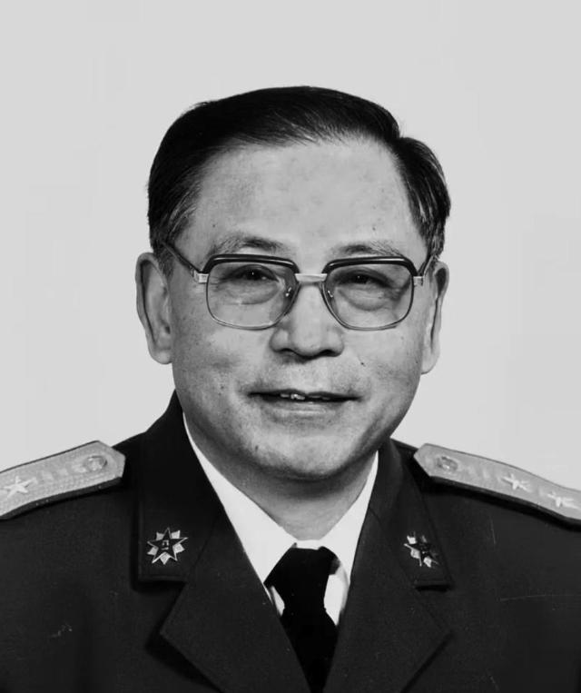 1950年，粟裕正在汇报工作，门突然被撞开，李克农冲进来，声音发颤：“粟裕同志，