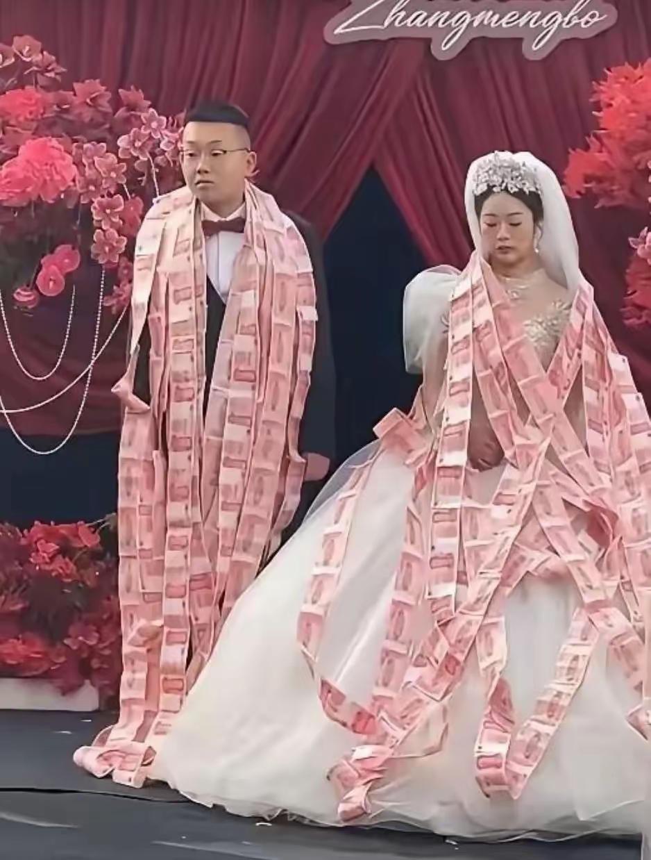 这两人是被逼无奈结的婚吗？这么大喜的日子怎么笑不出来呢，两个人表情呆滞，可以说一