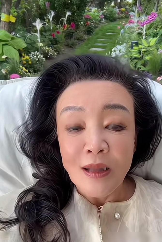 你以为68岁的张兰抱着孙子，是在享受天伦之乐？
我告诉你，那只是她战斗间隙，拧