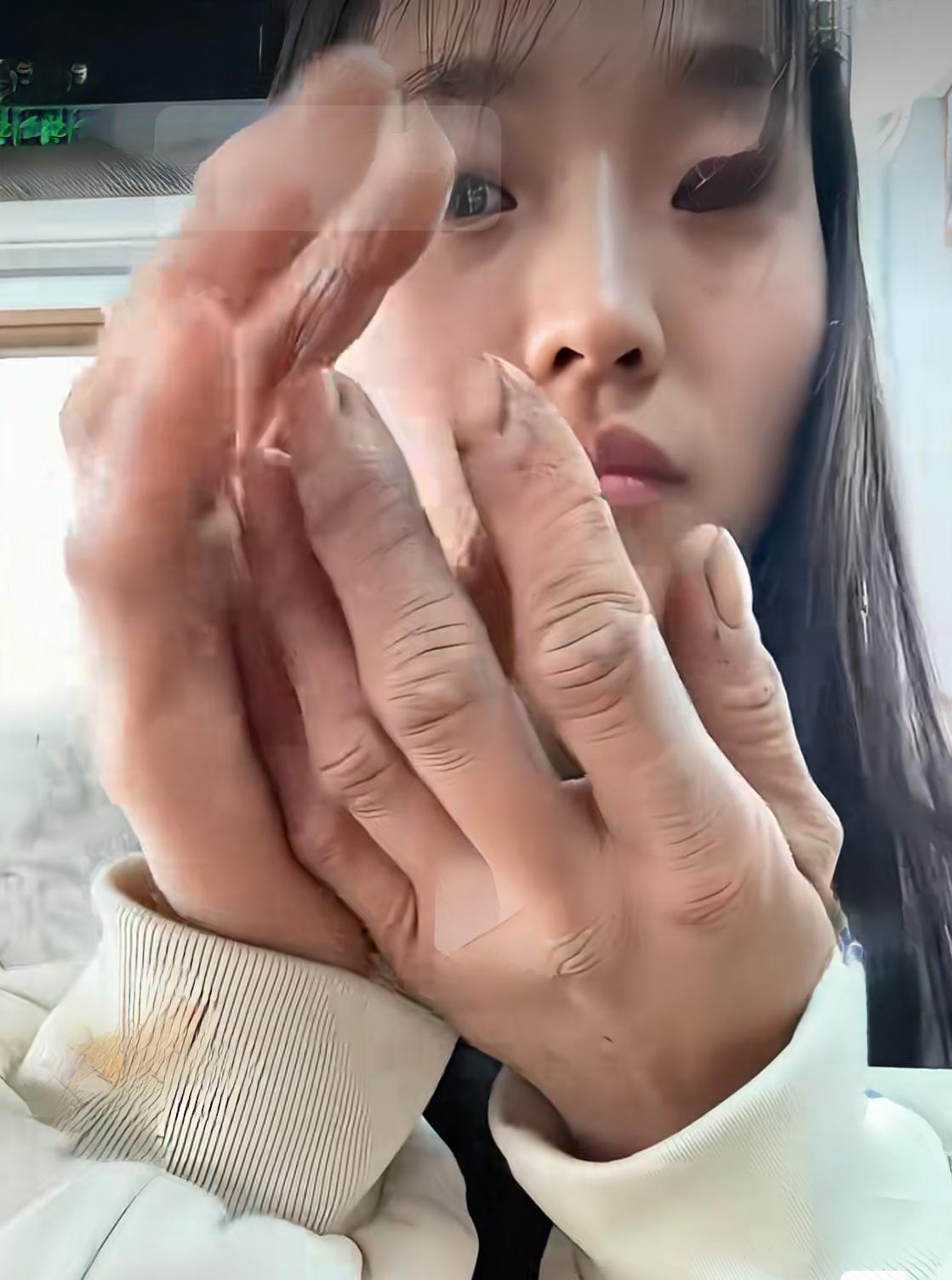 看看我这劳动的双手，吃了多少苦可想而知吧？