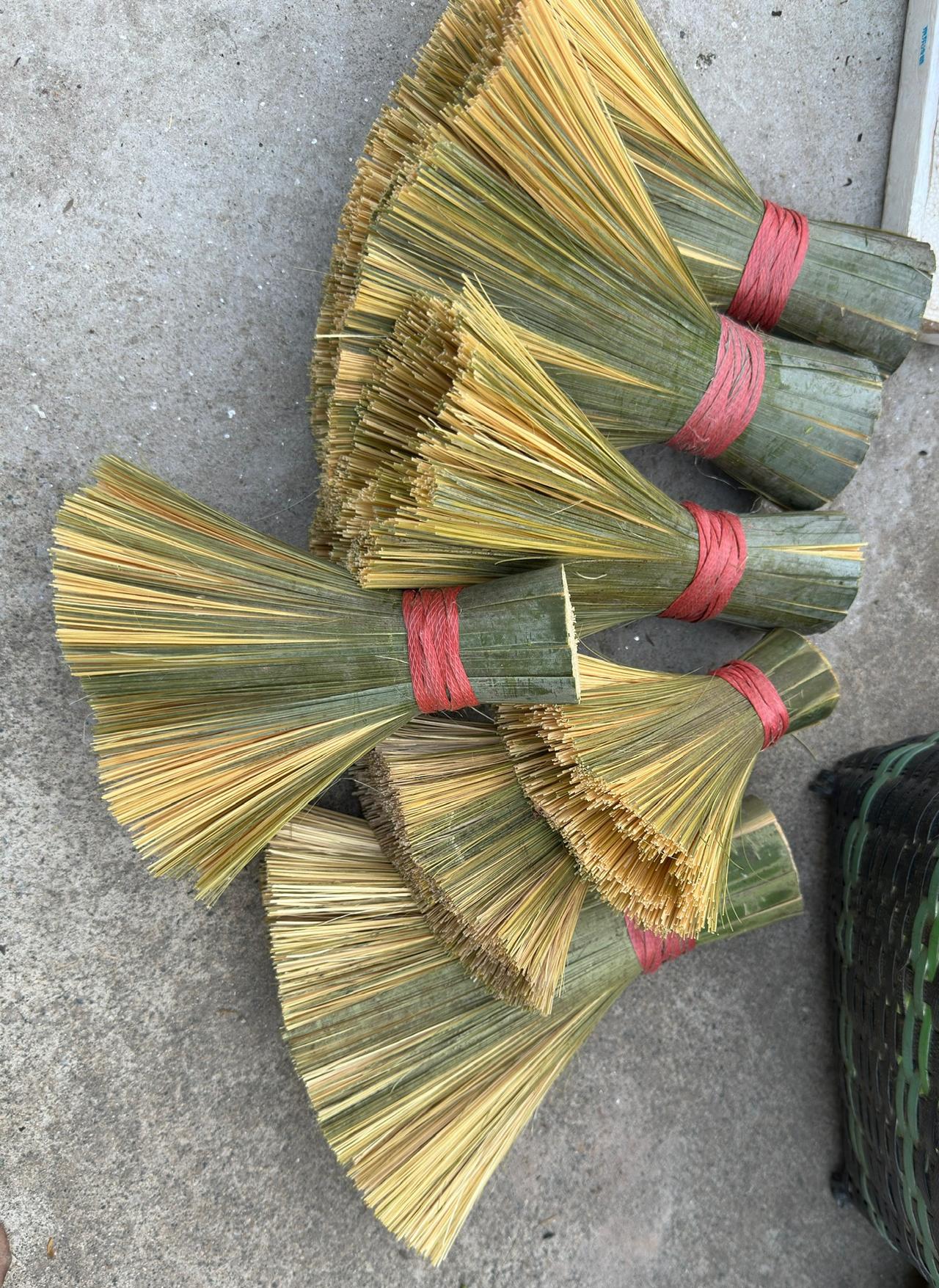 曾经有一段时间好想买这种刷锅的竹刷，可是去了附近几个农贸市场都没有遇到，近期却总