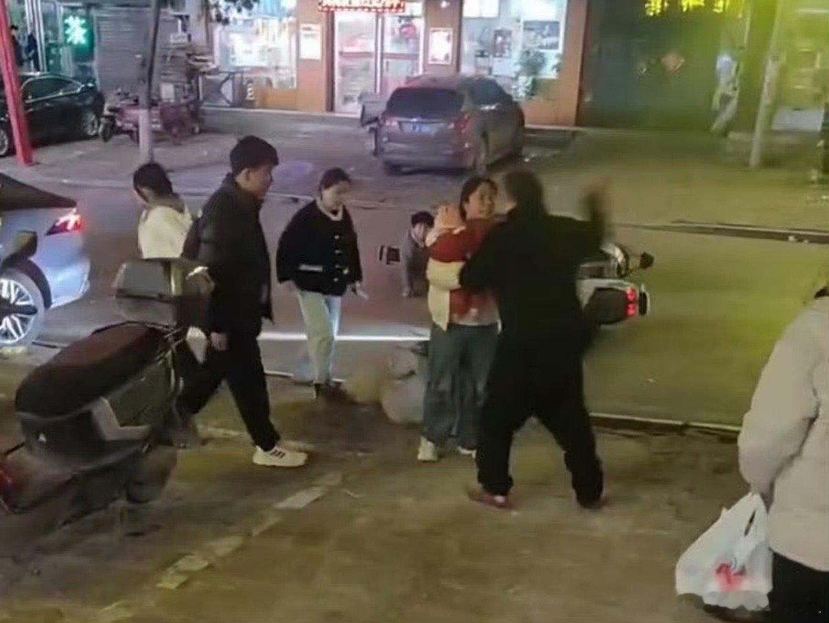 家属称平顶山被打女孩视力听力受影响暴力之下，每一次沉默都是纵容当15岁女孩因扶起