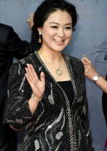 2008年《潜伏》开拍，沈傲君和孙红雷拍完吻戏后，她悄悄地对导演说：我给你100