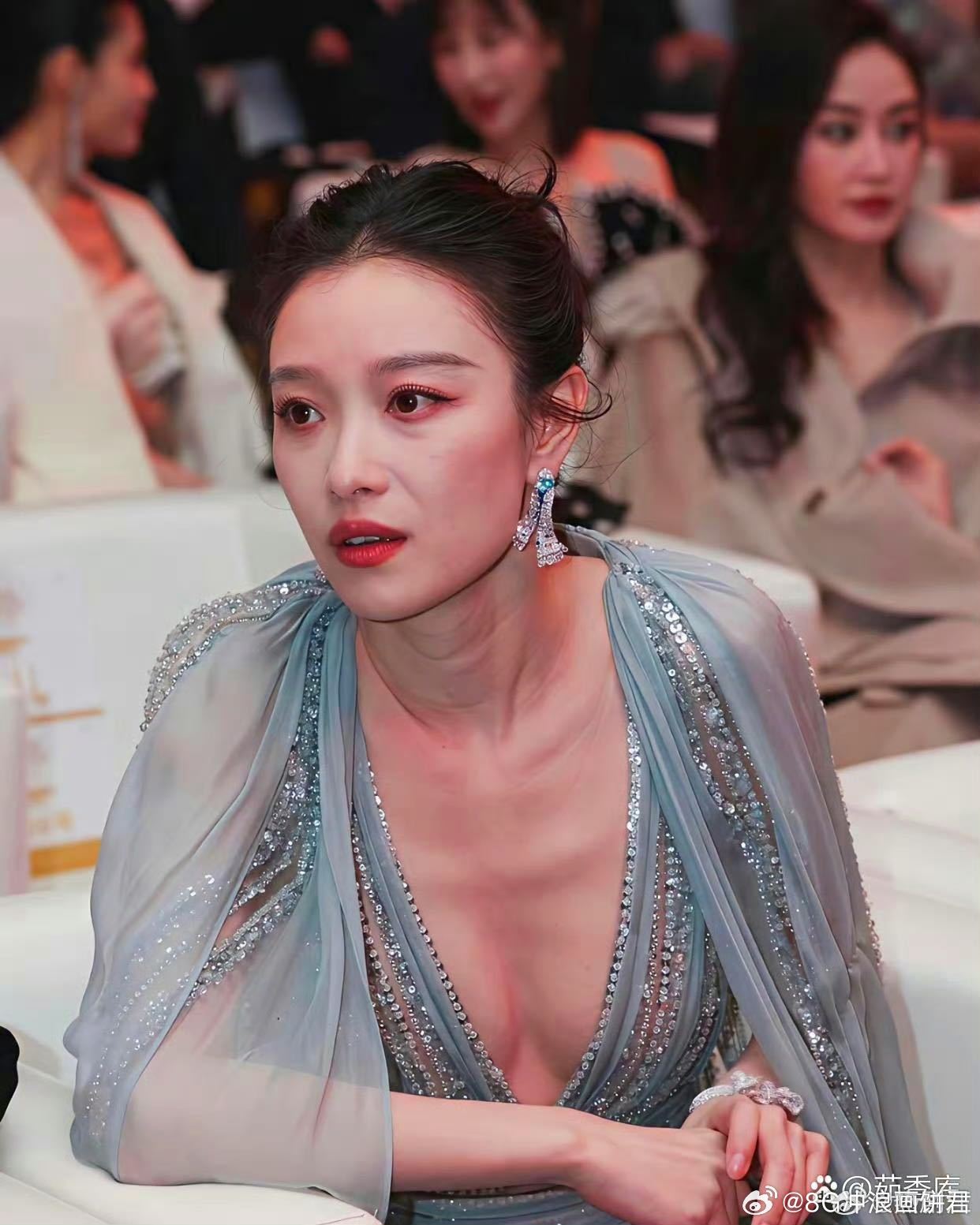 倪妮这铁真没白撸 这身材管理我服了！肩背薄得恰到好处，腰线紧致得过分，倪妮用实际