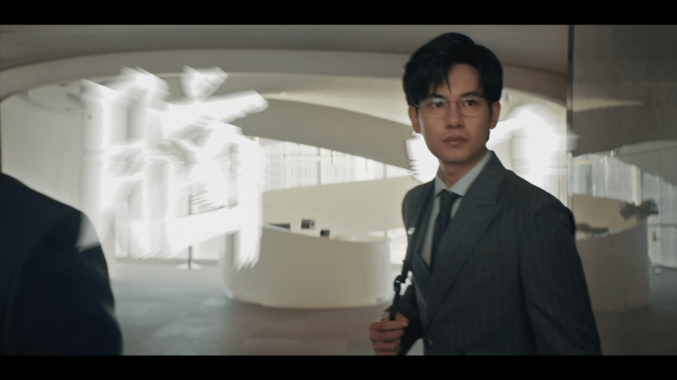 #胡先煦演律师实习生# 胡先煦在新剧《即刻上场》中饰演律师实习生江晨，海归学霸为