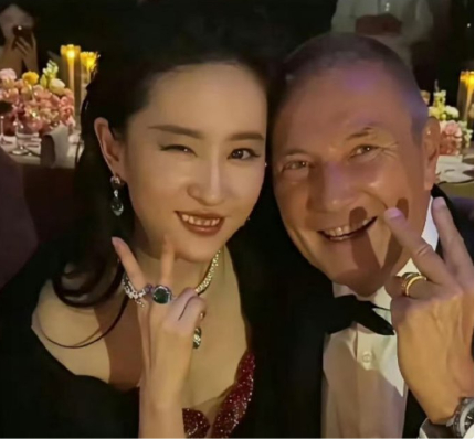 宝格丽总裁直接放出刘亦菲生图，太真实了，这状态绝了 