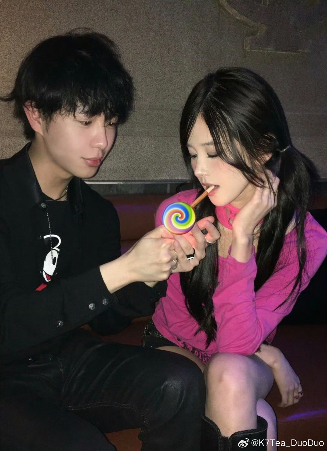 井川里予晒吸烟照首先呢 蝻的抽就允许 女生就要被拉出来盯着是吧 其次“纯欲天花板