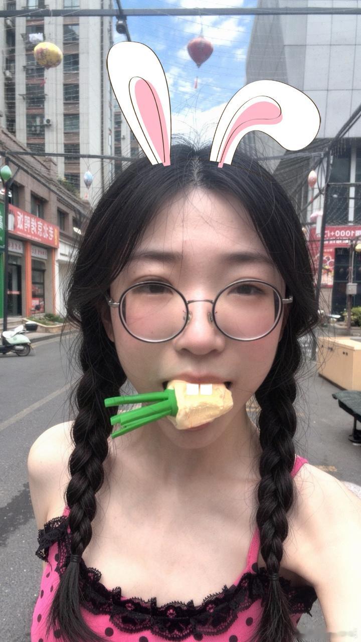 台风来了我们小兔子快囤胡萝卜🥕 义乌