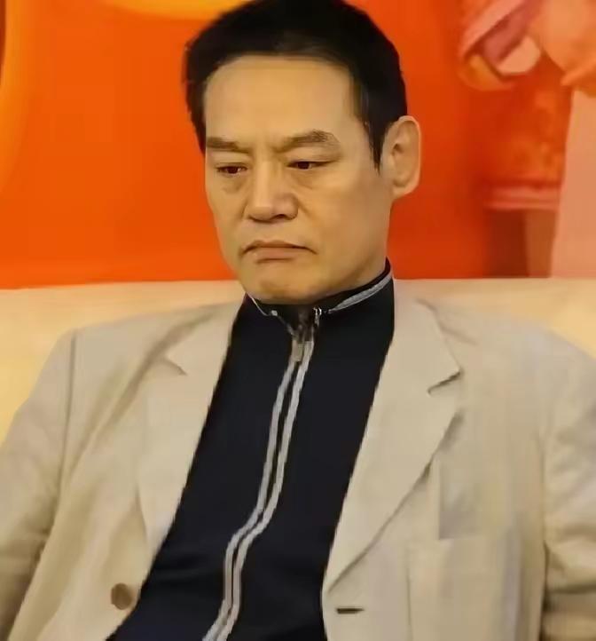 2002年，演员巍子把儿子王紫逸送到国外去留学，没想到儿子三天两头向巍子要钱，巍