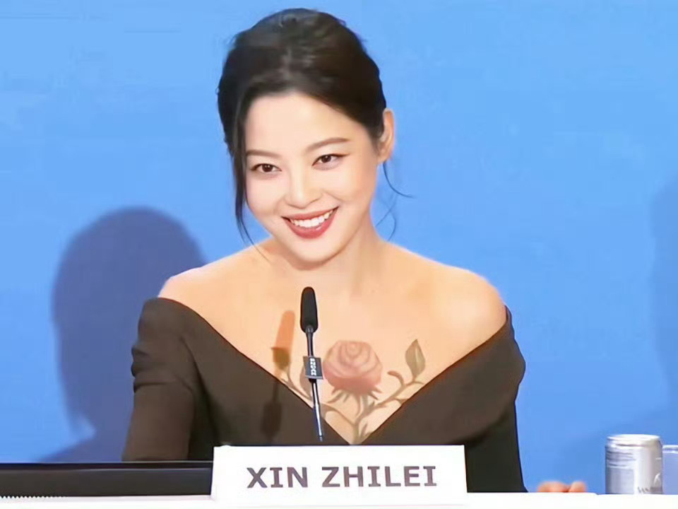 威尼斯电影节上，导演蔡尚君、主演辛芷蕾携作品电影《日掛中天》召开记者发布会，这一