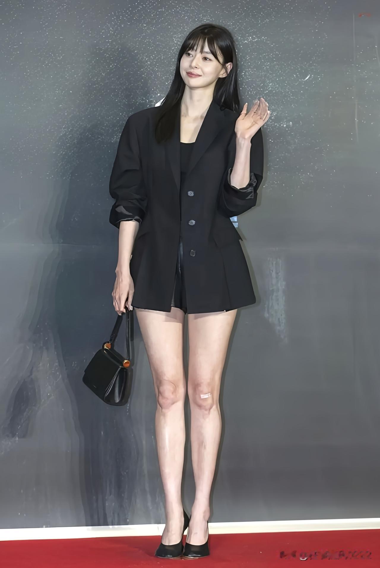 优雅黑裙，自信微笑，红毯上的你最美！💃✨