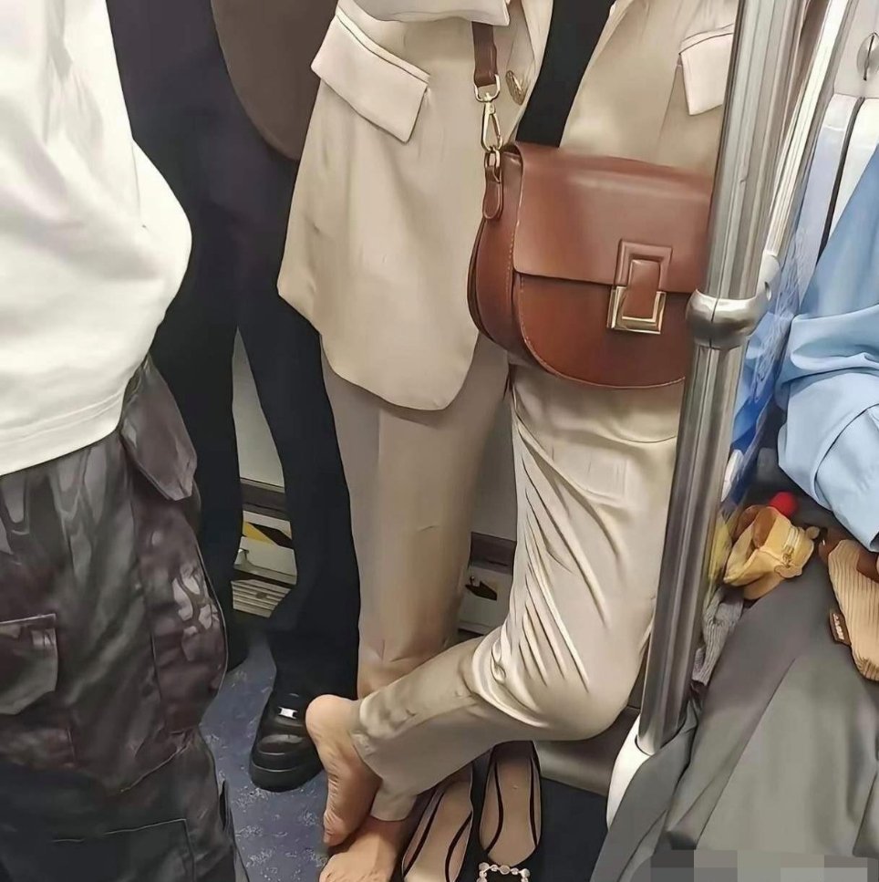 请问在假期的地铁上遇到这样的女生该如何应对呢？ 
