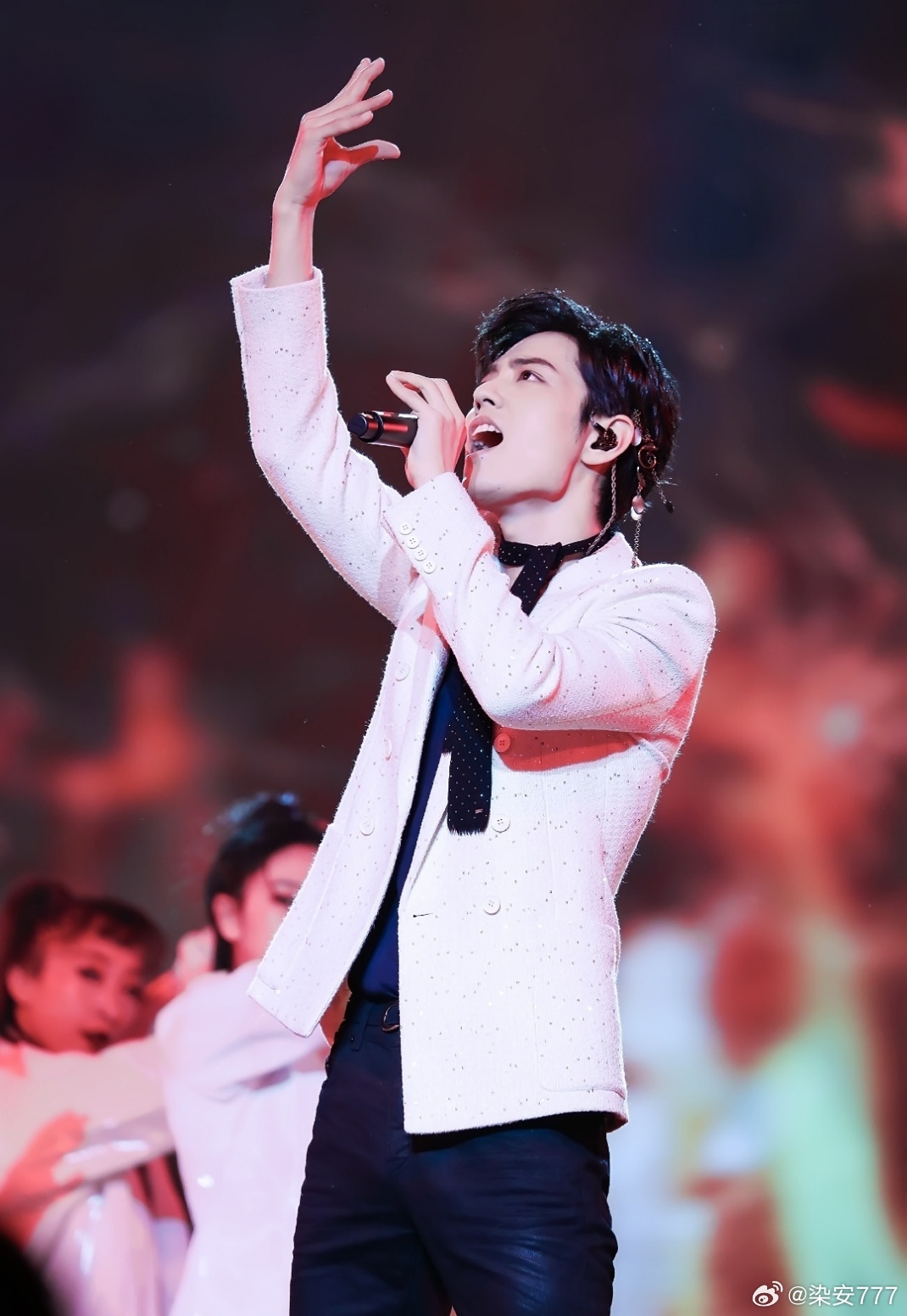 （づ￣3￣）づ╭❤～(ღ˘⌣˘ღ)魅力四射的主唱大人肖战顺顺利利 xz日常见肖战