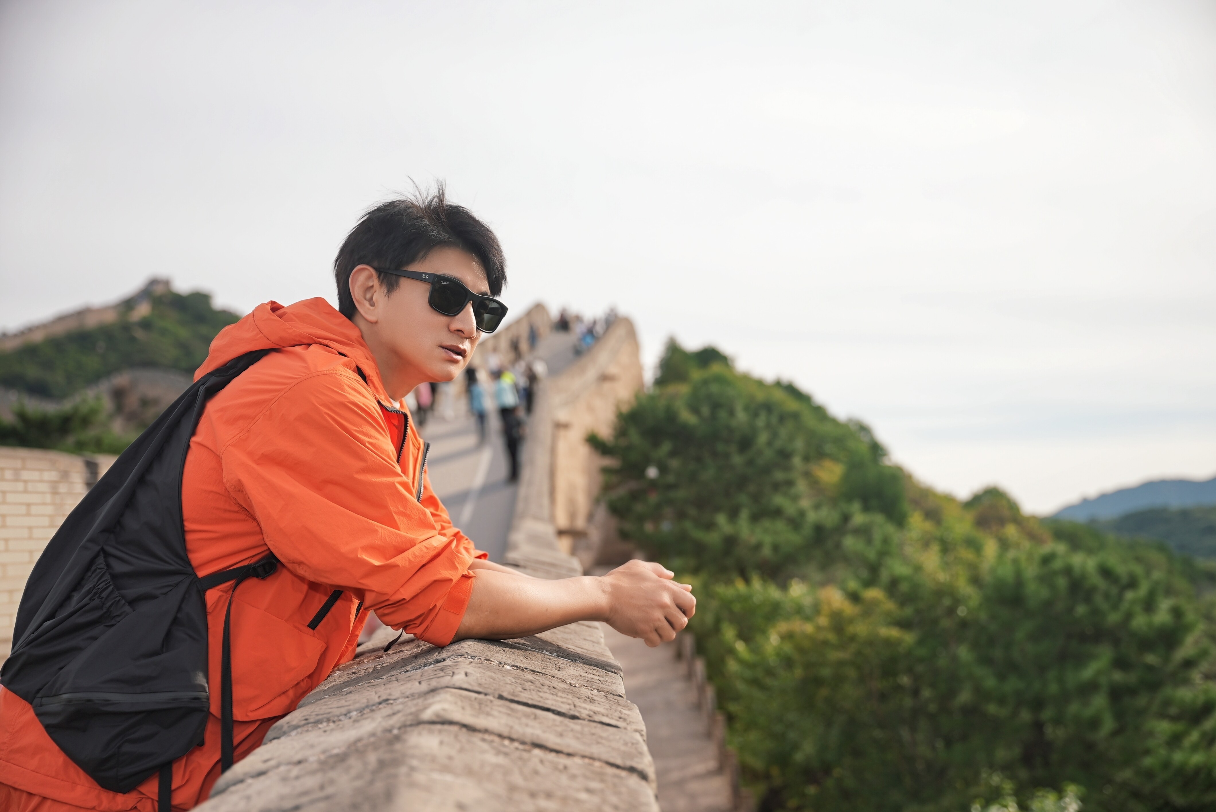 吴奇隆戴老花镜拼豆到凌晨三点其实他很爱健身应该不至于吧 ​​​