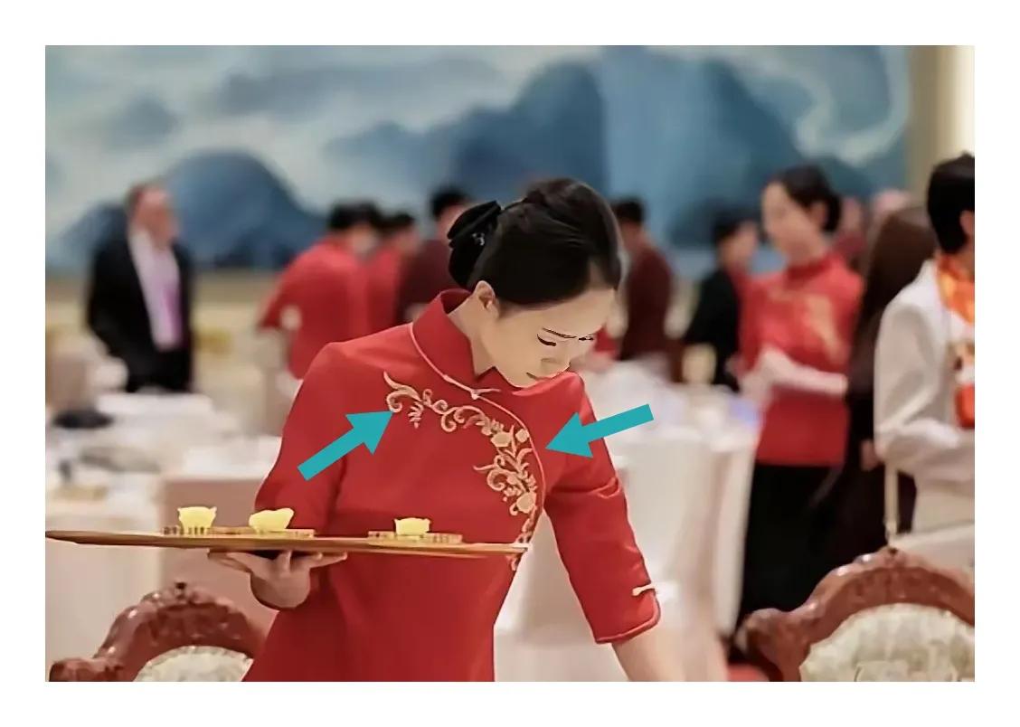 国宴女服务员穿红衣服24k金丝线绣牡丹和祥云。