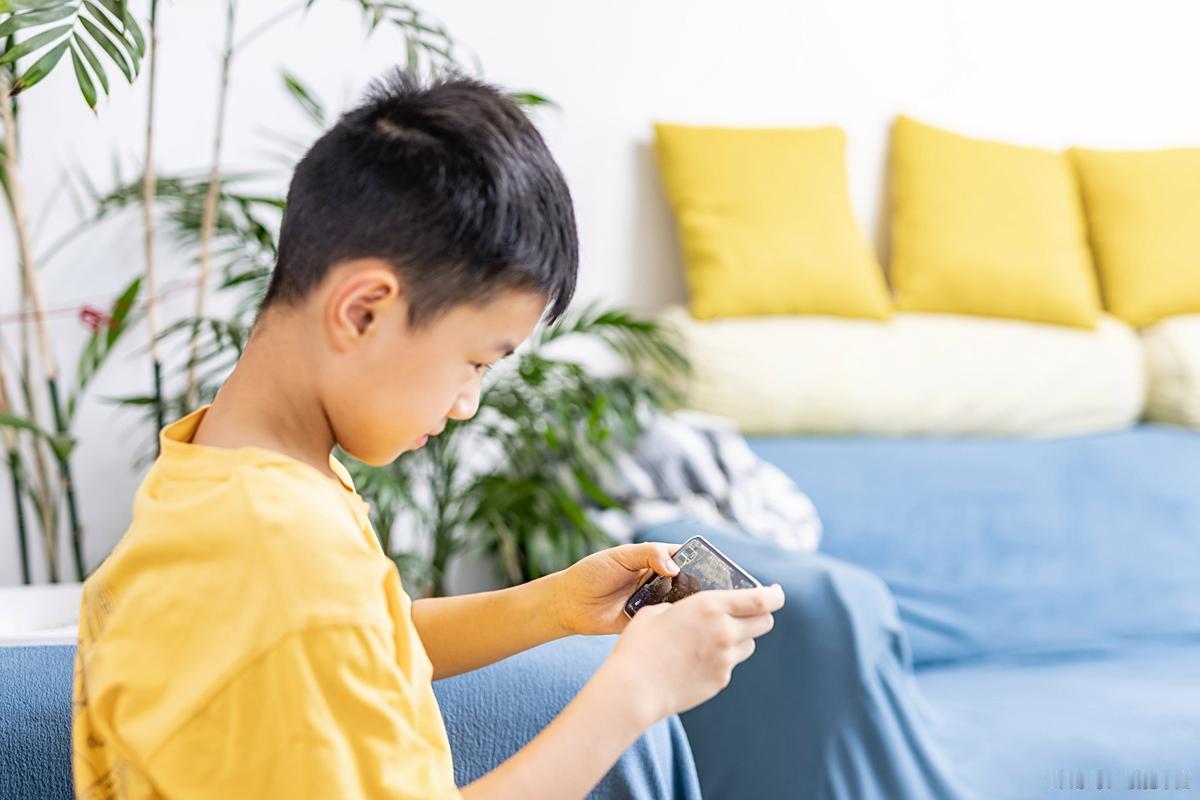 别让短剧“吃掉”孩子的头脑

你可能觉得，孩子看几分钟短剧没什么大不了。但我要说