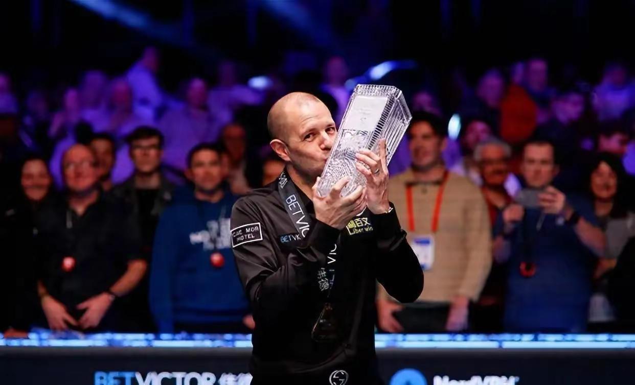 最新排名：丁俊晖、斯佳辉前十六危在旦夕。北京时间3月2日凌晨，斯诺克威尔士公开赛