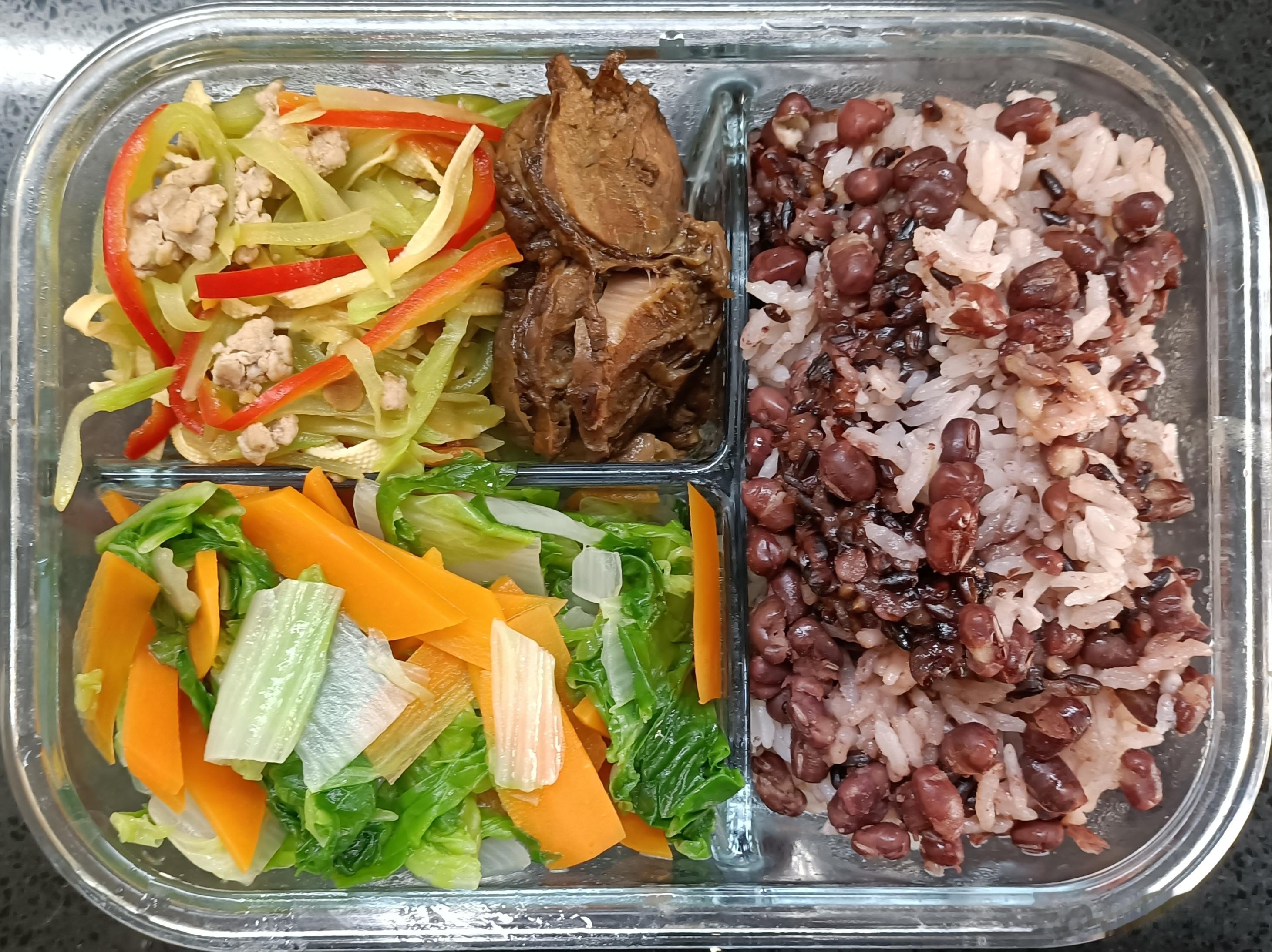#儿子的午餐##这个问题吃什么# 紫米红豆米饭，肉沫彩椒莴苣豆皮丝，水油煮胡萝卜