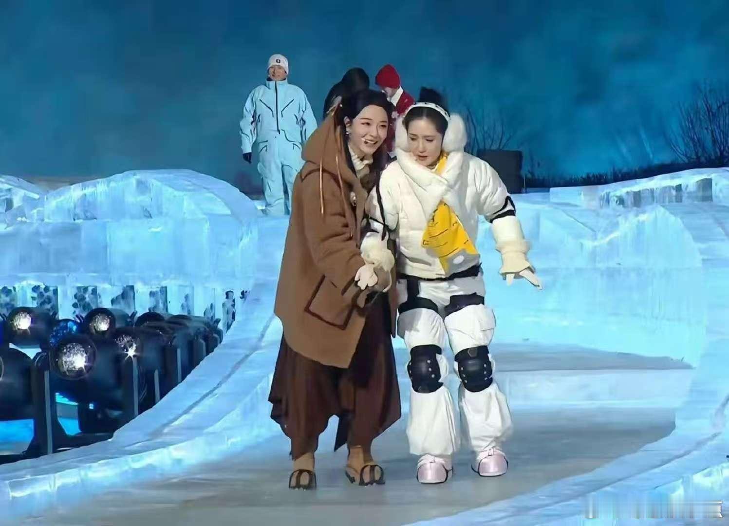 谢娜冰上还没热身就热了 笑不活了，家人们！《长春冰雪之夜》南北对抗赛第一轮，还没