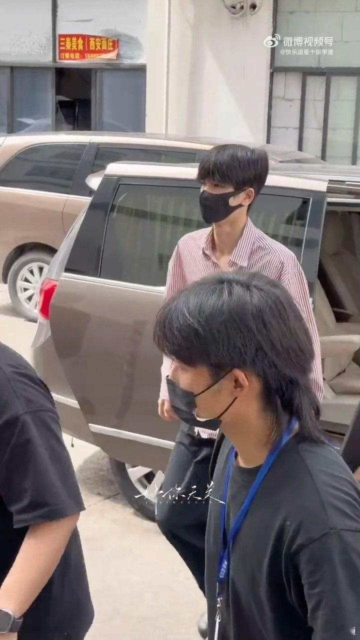 张凌赫刺棠进妆上班路透张凌赫顺毛男大上班路透被张凌赫顺毛造型拿捏住，一身休闲条纹