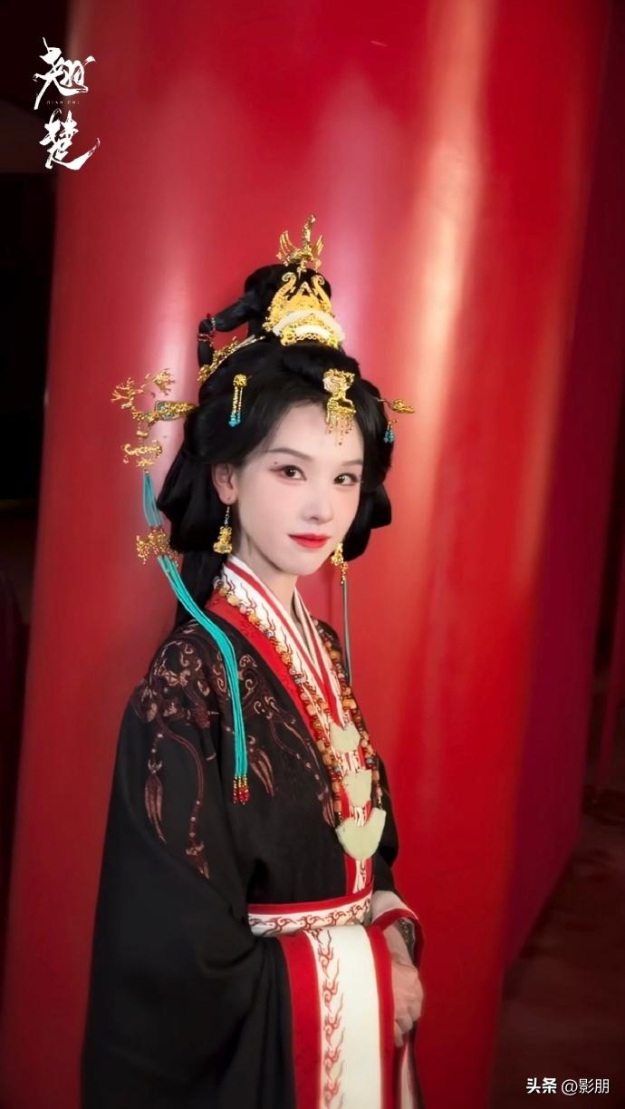 陈都灵苦尽甘来了，因为叶冰裳这个角色被白鹿粉丝追着说掀桌咖。还断言她以后一定混不