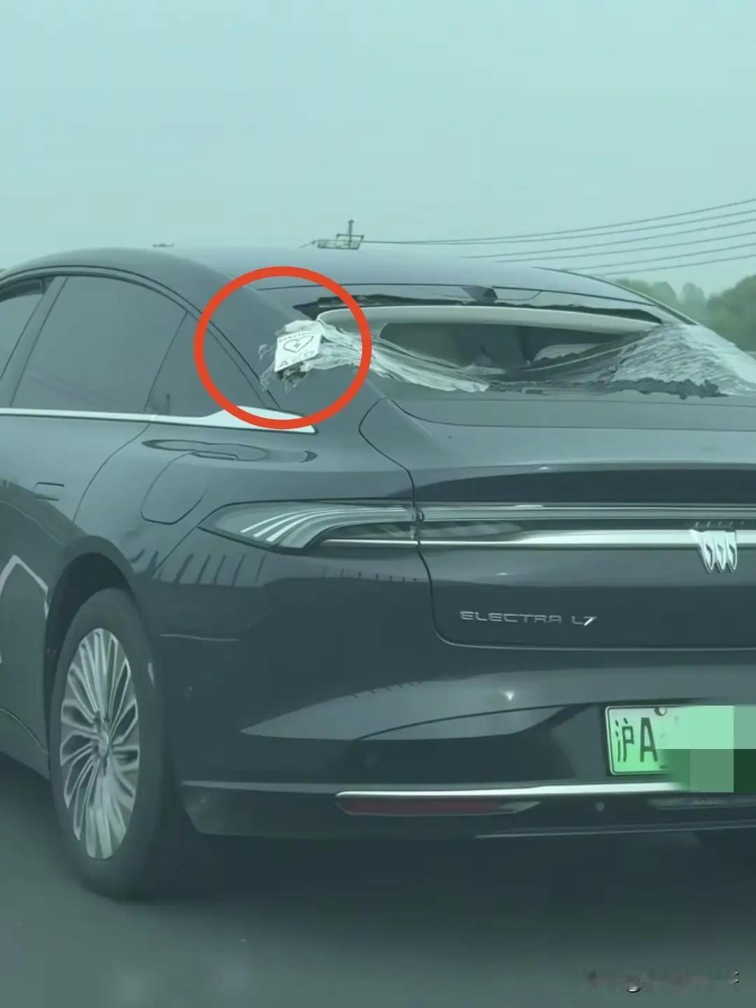 车窗碎了全网心疼！贴AED的车主默默扛下一切，车企一句话让人破防
 
一辆后窗大