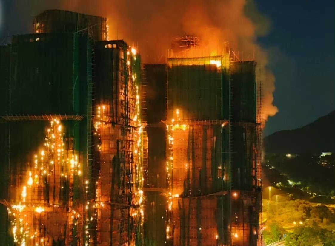 香港火灾 我天，这么大的火，八栋楼一起在烧，已经从下午3点烧到现在了…希望大家都