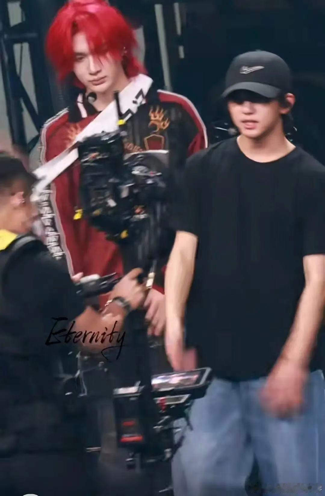 余宇涵红发路透 余宇涵红发路透曝光，帅气值拉满，狠狠期待舞台了 