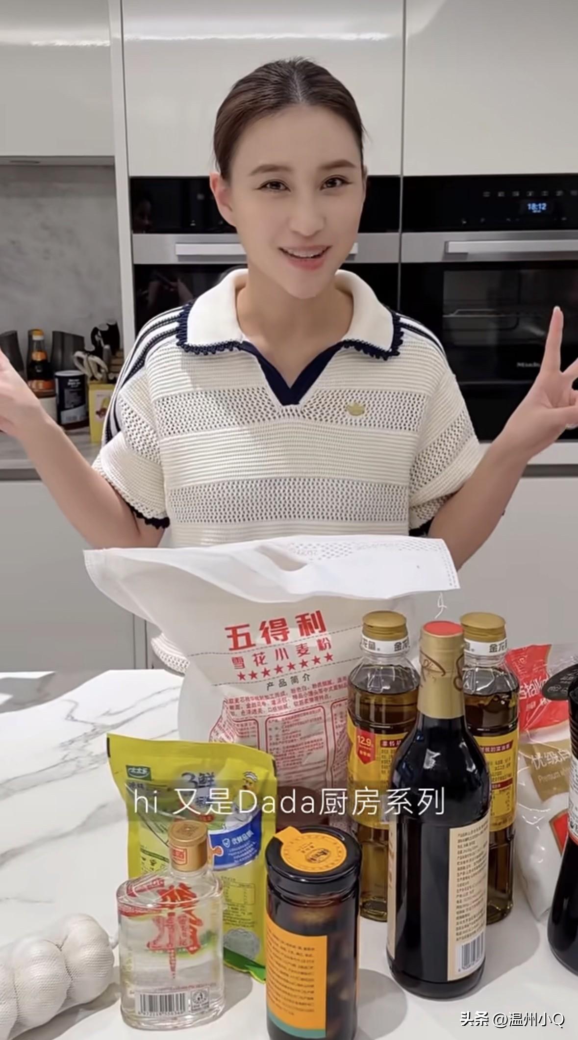 何超莲爱烹饪，今天特意分享了一道陕西特色的油泼面。没想到她还自己揉面，面团醒发的