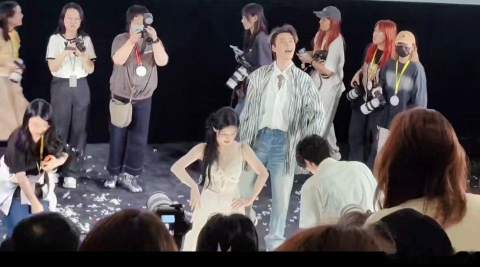 柯淳像一匹活泼的斑马 柯淳演的斑马哥太绝啦！舞台上的他，那掌控力简直没谁了，每个