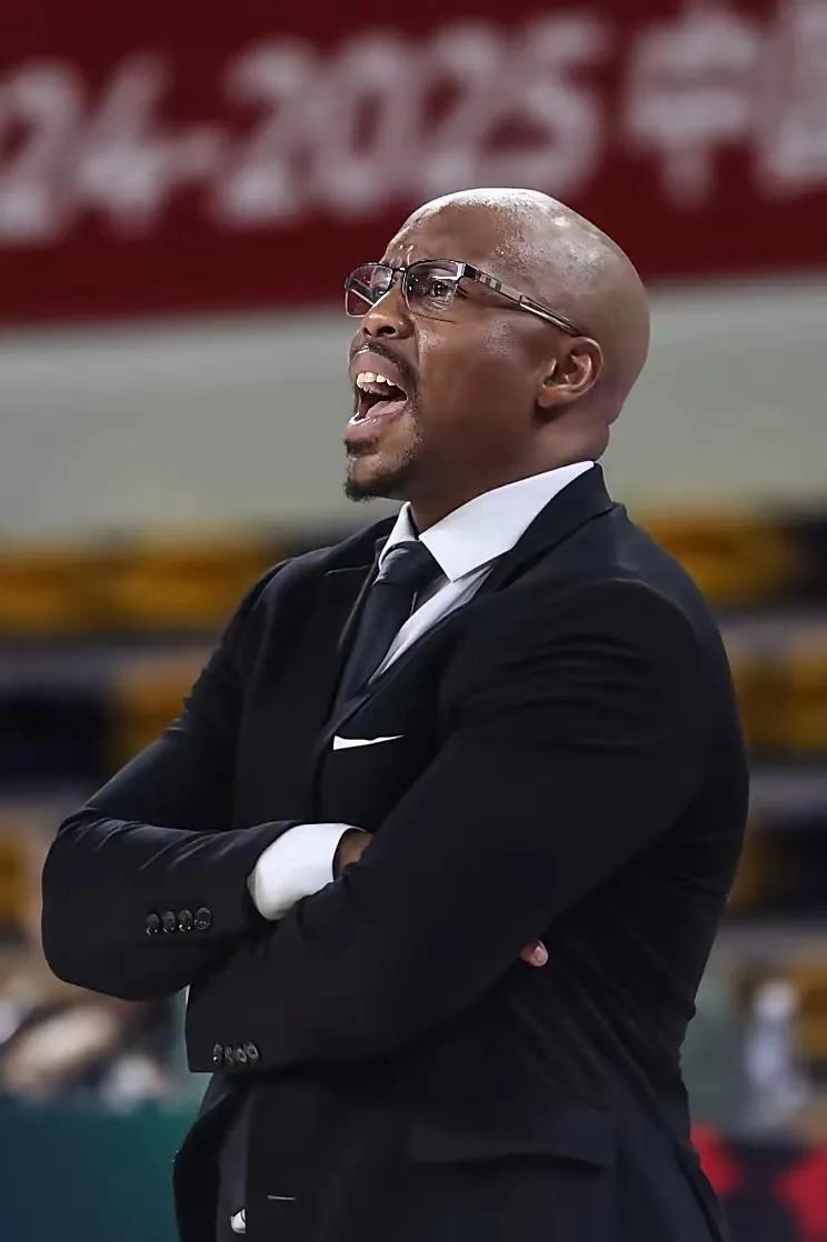 CBA广州队主帅米切尔被NBA"截胡"！朱芳雨五轮谈判、百万美金全砸空，人去了N