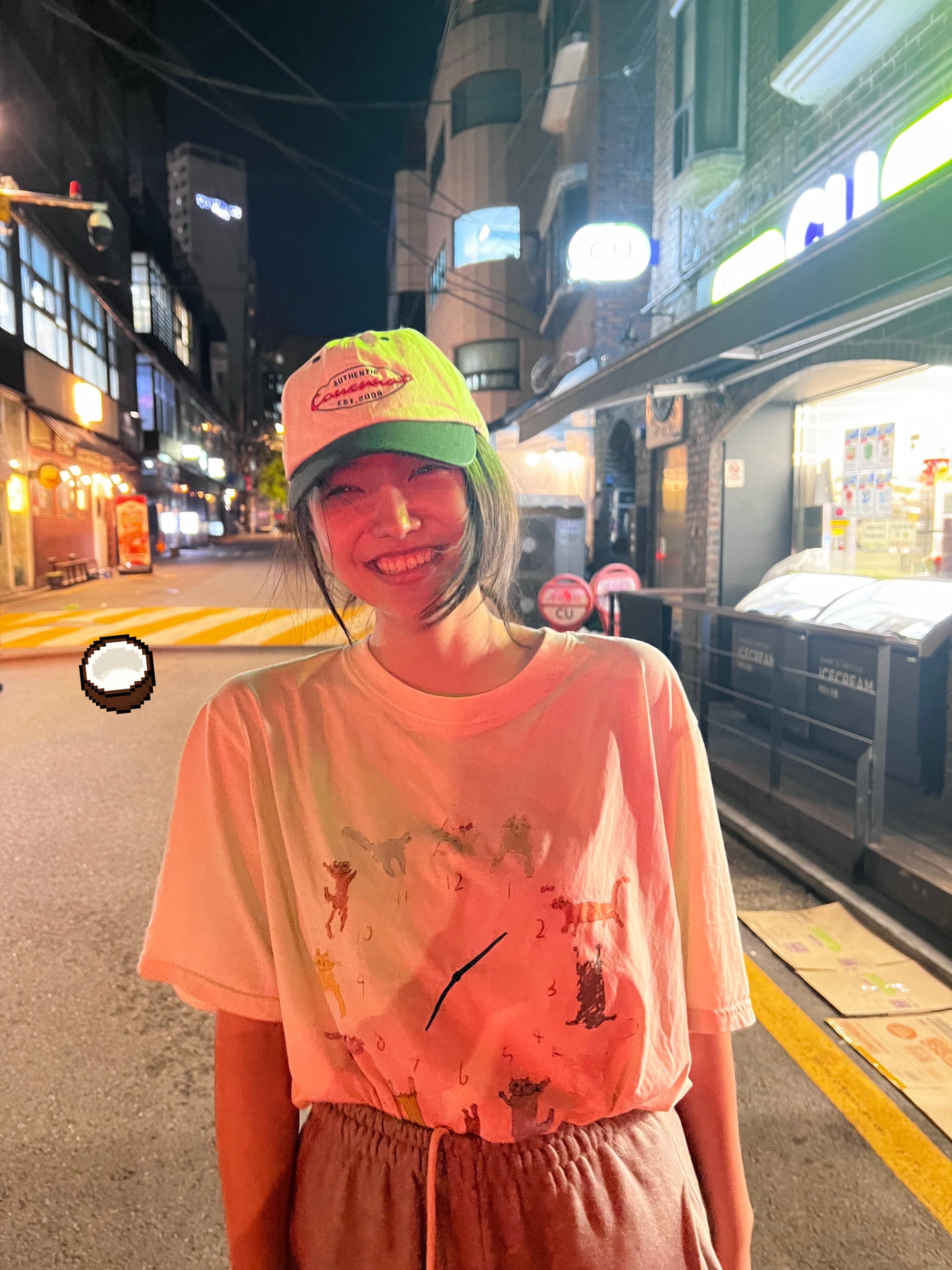 第一眼不知道是要看这么灿烂的笑容还是这个完美的肩颈曲线😙 ​​​