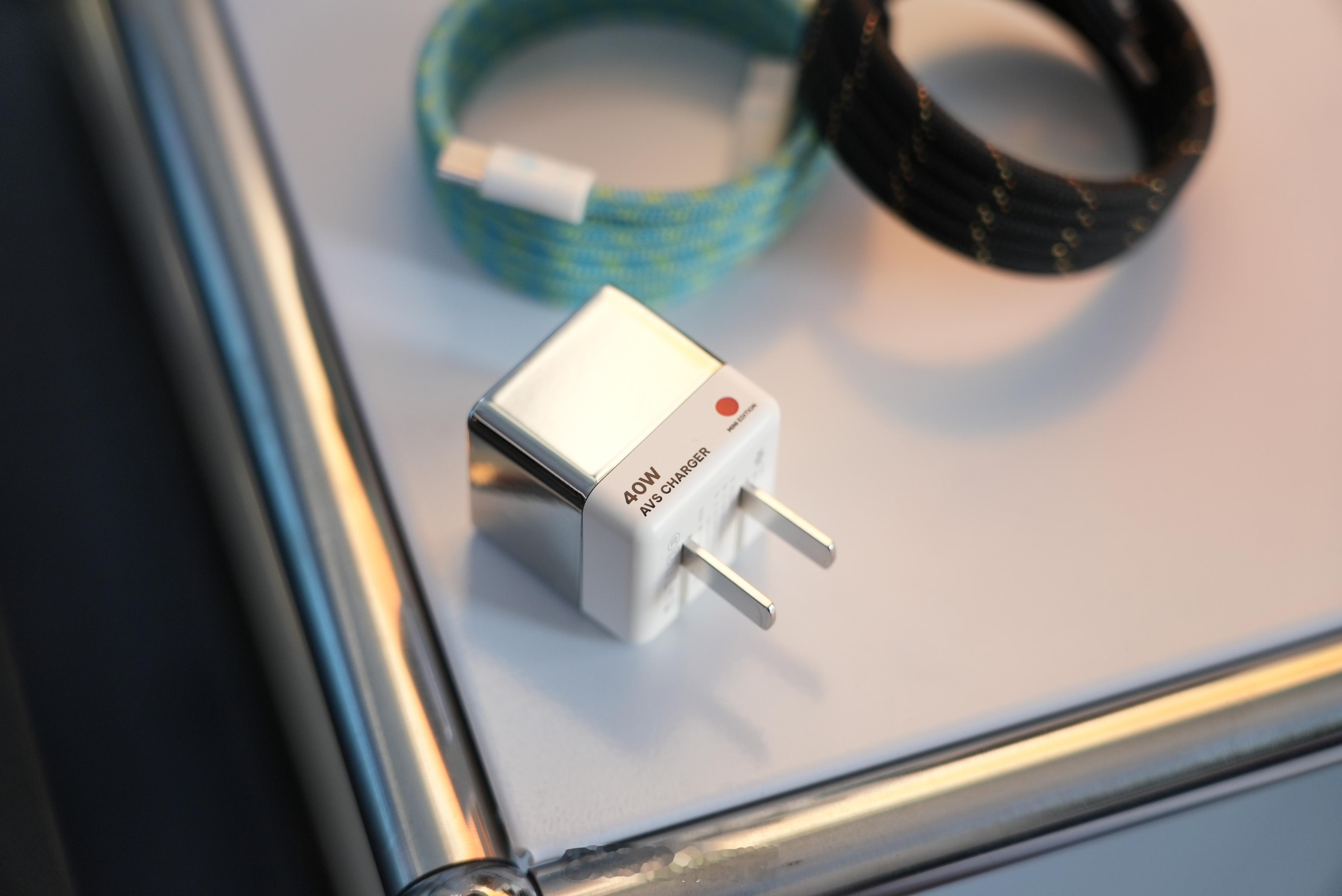 收到贴贴线的新配色小青（60W）和法海（240W） 以及限定涂鸦版充电头AVS+