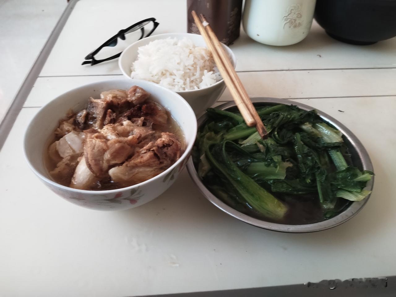 今天晚餐，我吃了一小碗白米饭，约莫2.5两米，还有一小碗蒸猪腿和一棵油麦菜。
猪