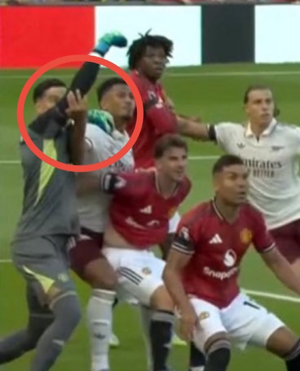 这球是犯规吗？我很同意基恩在Sky Sports演播室里发表的观点，原话懒得翻译
