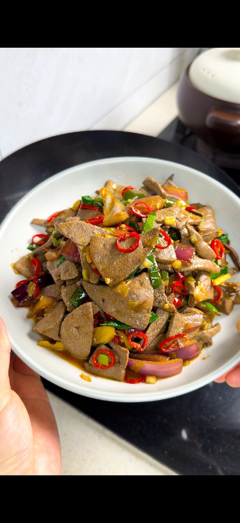 1️⃣处理猪肝：先用面粉多洗几遍，再加米酒扣盖焖2分钟，这样猪肝吸满水分会特别嫩