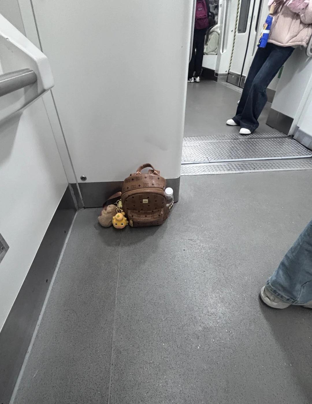 谁的包落南昌地铁一号线了
南昌 大过年的哪个倒霉蛋
车号01356 第4节车厢