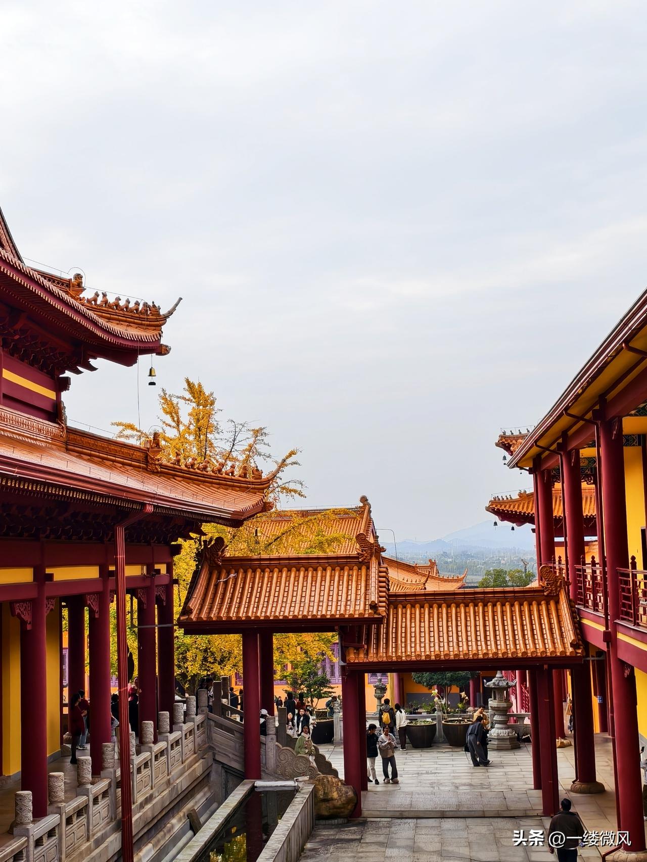 许是受到香港火灾的影响，今天公司组织了消防演习。
我们公司最高也就五层楼，逃生都